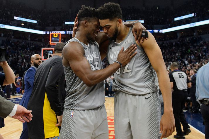 Jimmy Butler og Karl-Anthony Towns fagna sigri Minnesota Timberwolves í nótt.