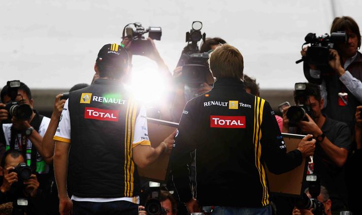 Lotus Renault frumsýnir í Valencia í dag og verða Robert Kubica og Vitaly Petrov kynntir sem ökumenn, rétt eins og á frumsýningu Renault liðsins í fyrra.