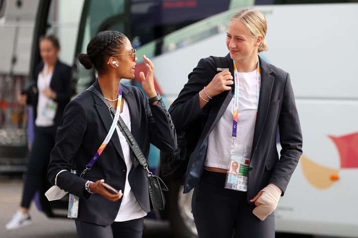 Sveindís Jane Jonsdóttir og Cecilía Rán Rúnarsdóttir sjást hér mæta til leiks fyrir leik Íslands á Evrópumótinu 2022.