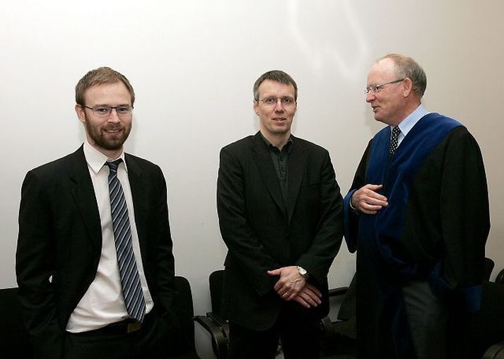 Haukur Þór Haraldsson, fyrir miðju, ásamt lögmönnum sínum.