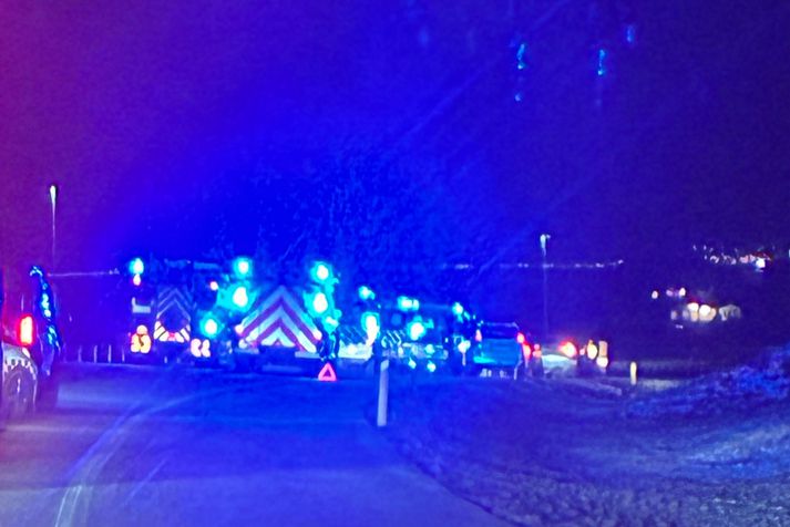 Mikil bílaröð er á vettvangi við Hvassahraun.