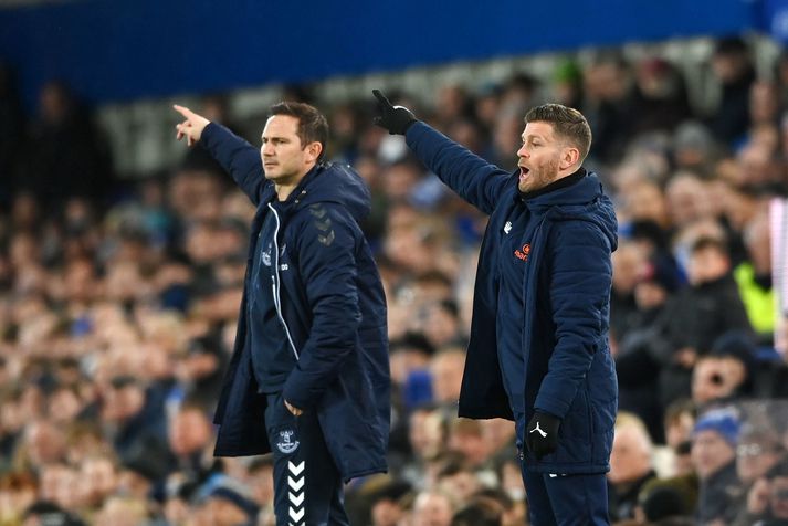 Frank Lampard og Luke Garrard á hliðarlínunni á Goodison Park.