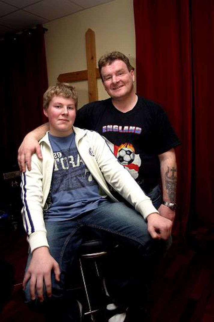 Feðgar á góðu róli. Eftir að hafa gengið glapstigu meirihluta ævinnar er Hörður nú kominn á gott ról og býr nú í Byrginu með syni sínum Óðni Þór.