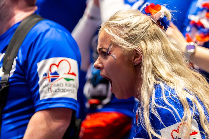 Sonja Steinarsdóttir er ein aðalsprautan í íslensku stuðningsmannasveitinni og hér hvetur hún strákana sína áfram í leiknum í gær.