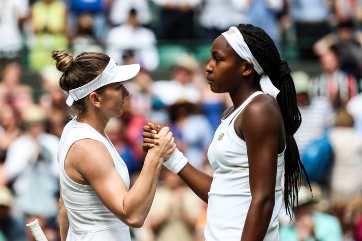 Halep og Gauff takast í hendur eftir viðureign þeirra á Wimbledon í dag.