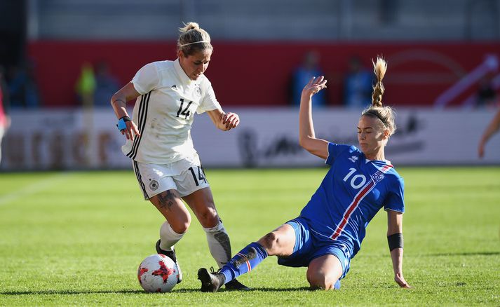 Dagný Brynjarsdóttir tæklar Önnu Blaesse í leik Þýskalands og Íslands í undankeppni HM haustið 2017. Hún segist sennilega aldrei hafa spilað betri landsleik en þá.