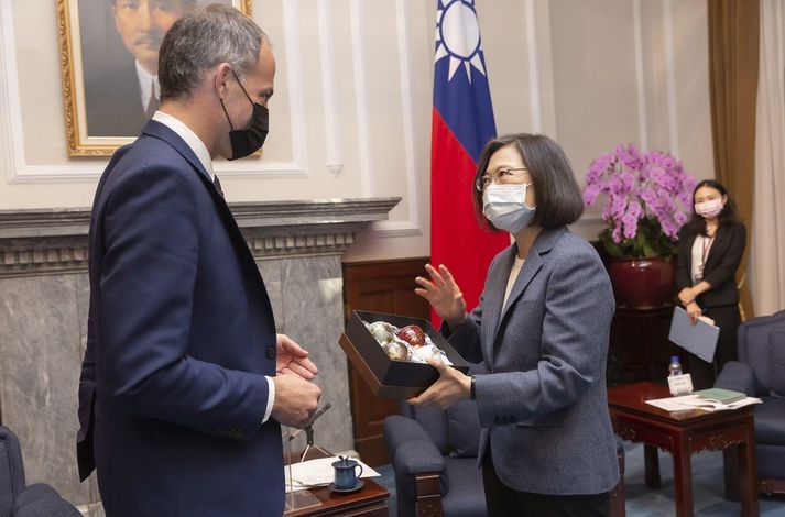 Frá fundi Tsai Ing-wen, forseta Taívans, og Raphael Glucksmann, evrópuþingmanni frá Frakklandi.