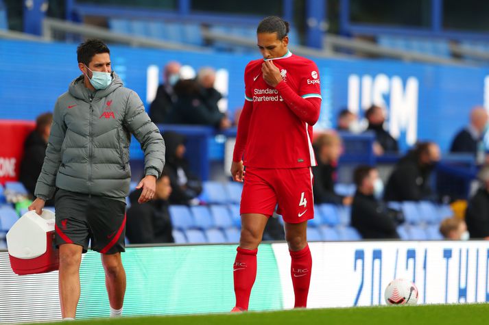 Van Dijk labbar þjáður af velli í gær.