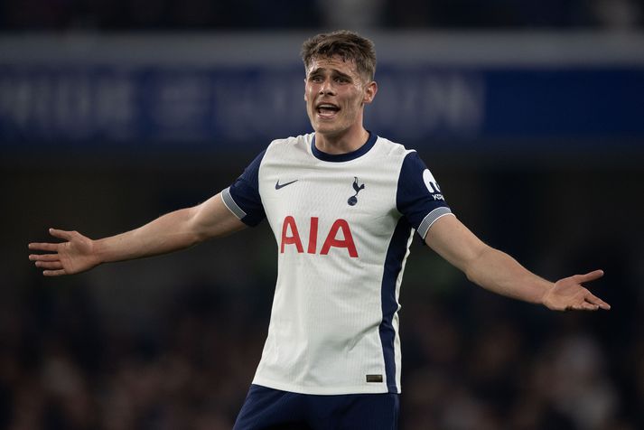 Micky van de Ven og félagar í Tottenham Hotspur þurfa sigur í Þýskalandi í kvöld ætli þeir i undanúrslit Evrópudeildarinnar.