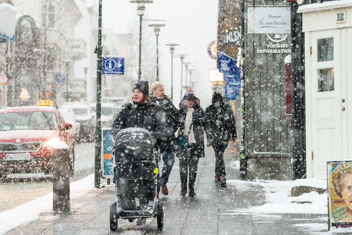 Tekjuskattur lækkar á næstu tveimur árum samkvæmt nýsamþykktum lögum frá Alþingi. Er lækkuninni sérstaklega beint að þeim sem eru um eða undir meðaltekjum.