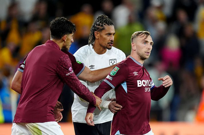 Liðsfélagarnir sáu í hvað stefndi og héldu aftur af Jarrod Bowen.