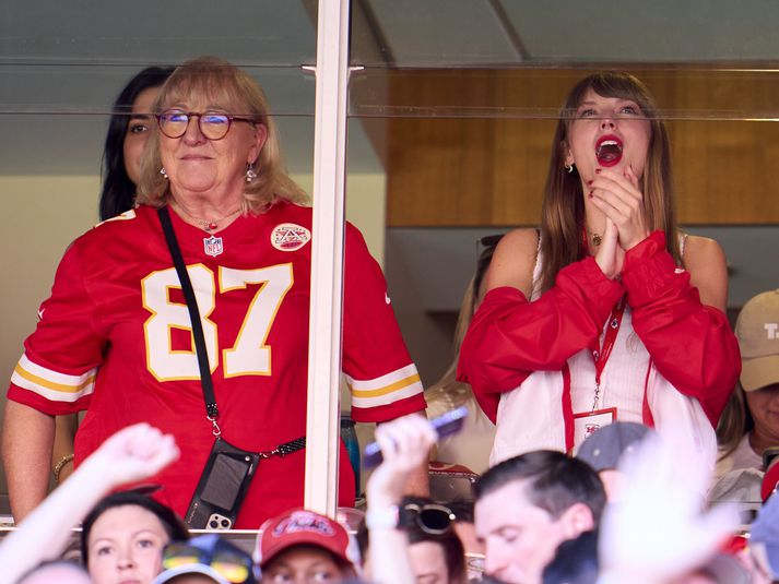 Taylor Swift á Arrowhead-leikvanginum í kvöld ásamt Donnu Kelce sem margir giska nú á að sé ný tengdamóðir hennar.