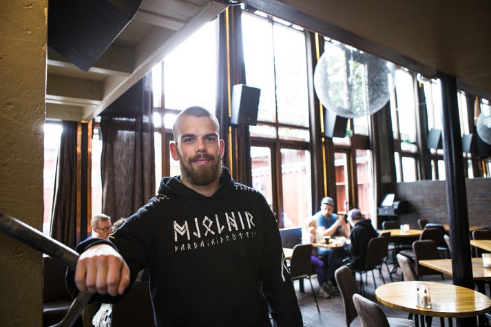 Hrólfur Ólafsson dyravörður.