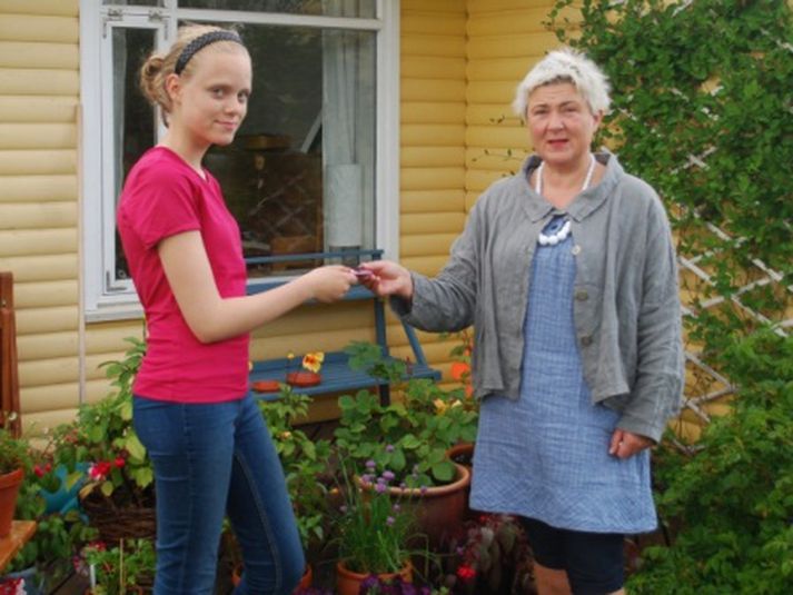 Þorgerður María Þorbjörnsdóttir afhendir Ólöfu Óladóttir ipodinn.