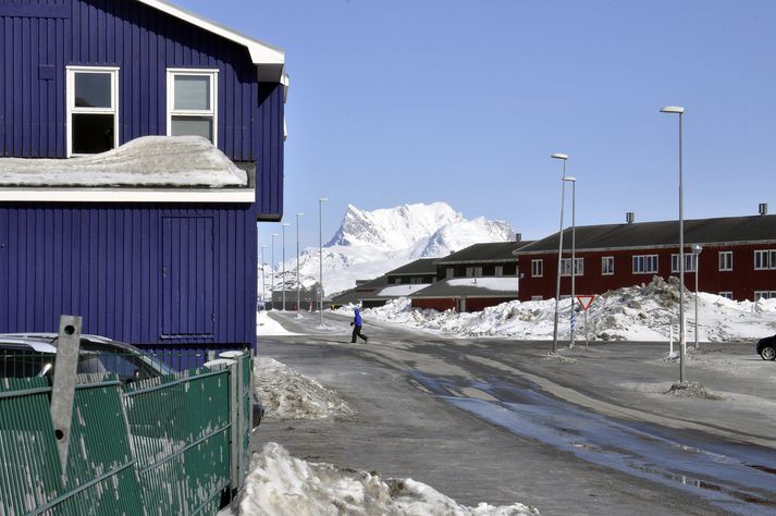 Snjóflóð féll nálægt Nuuk fyrr í kvöld og umfangsmikil leitaraðgerð var sett af stað. 