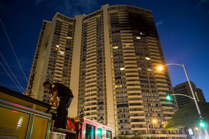 Ytra byrði Marco Polo-háhýsisins í Honolúlú er sótsvart eftir eldsvoðann þar í gærkvöldi.