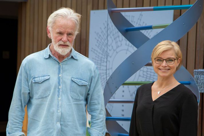 Kári Stefánsson forstjóri ÍE, og síðasti höfundur á greininni, með Sædísi Sævarsdóttur, fyrsta höfundi á greininni.