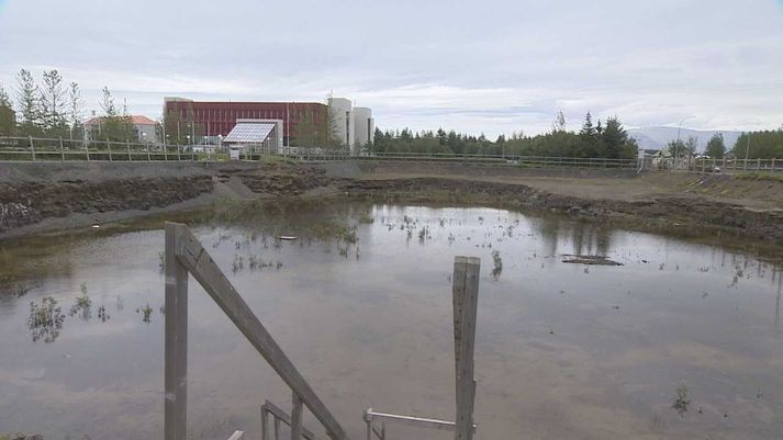 Grunnurinn að Húsi íslenskra fræða á Melunum gengur almennt undir heitinu Hola íslenskra fræða.