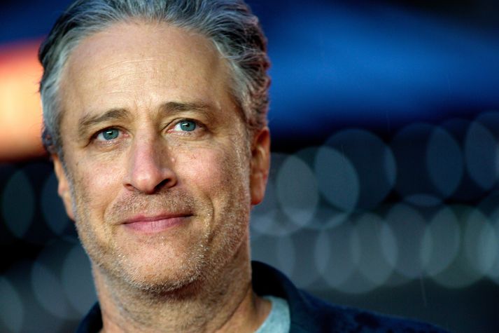 Jon Stewart lét grínið lönd og leið í gærkvöldi en hann hélt þess í stað tilfinningaþrungna ræðu um kynþáttamisrétti.