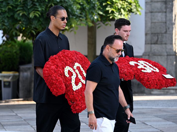 Virgil Van Dijk og Andy Robertson bera blómkransa með númeri Diogo (20) og Andre Silva (30)