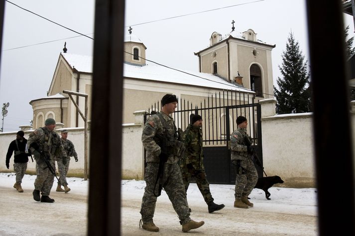 Bandarískir þjóðvarðliðar frá Minnesota á eftirlitsferð í bænum Vitina í Kosovo. Þeir eru hluti af friðargæsluliði NATO.