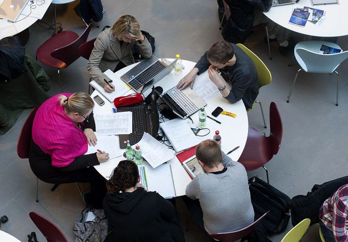 Ísland er eina ríki OECD sem ver hlutfallslega meiri fjármunum til grunnskóla en til háskóla.
