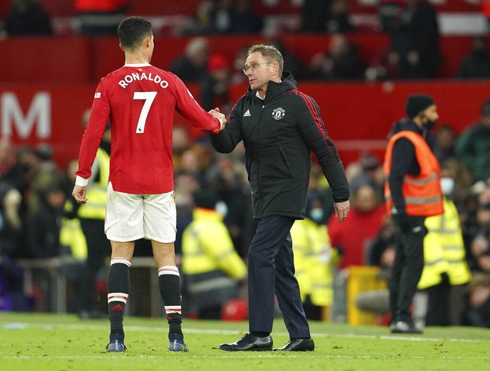 Ralf Rangnick tekur í spaðann á Cristiano Ronaldo eftir fyrsta leik sinn í starfi, í 1-0 sigrinum gegn Crystal Palace.