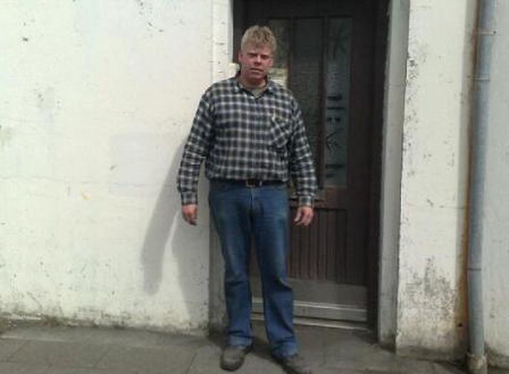 Jón B. Einarsson fyrir utan heimili sitt á Hverfisgötu.