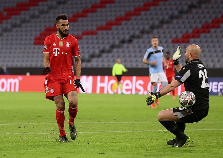 Eric Maxim Choupo-Moting skorar síðara mark Bæjara í kvöld.