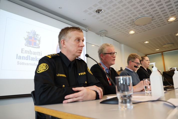 Táknmálstúlkur greinir frá því sem fram fer á fundinum í dag. Hér má sjá mynd frá fundinum.