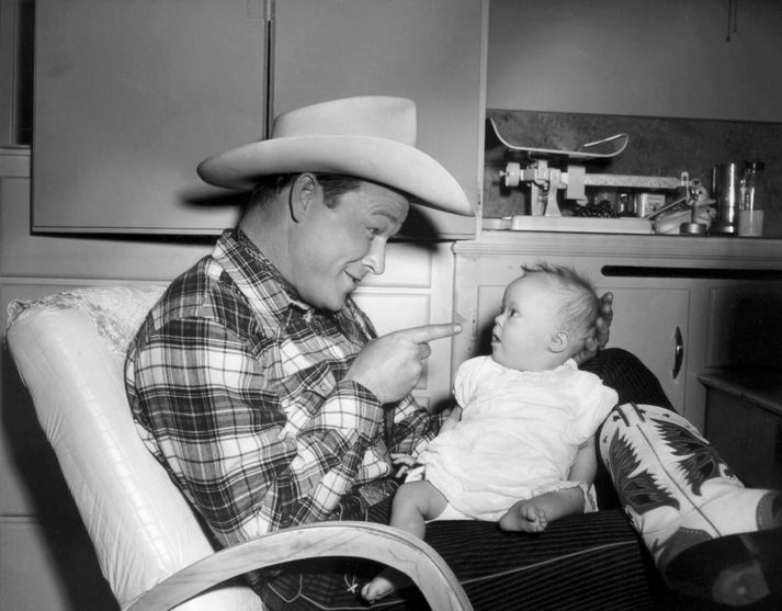 Konungur kúrekanna Roy Rogers ásamt dóttur sinni Robin Elizabeth Rogers árið 1957. Nú mega konur á Íslandi heita Roj