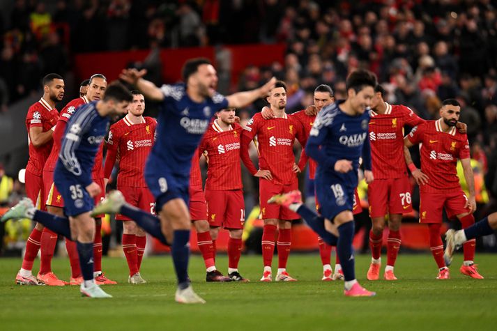 Leikmenn Liverpool horfa upp á leikmenn Paris Saint Germain fagna sigri á Anfield í Meistaradeildinni í fyrra. Liðin mætast aftur í ár.