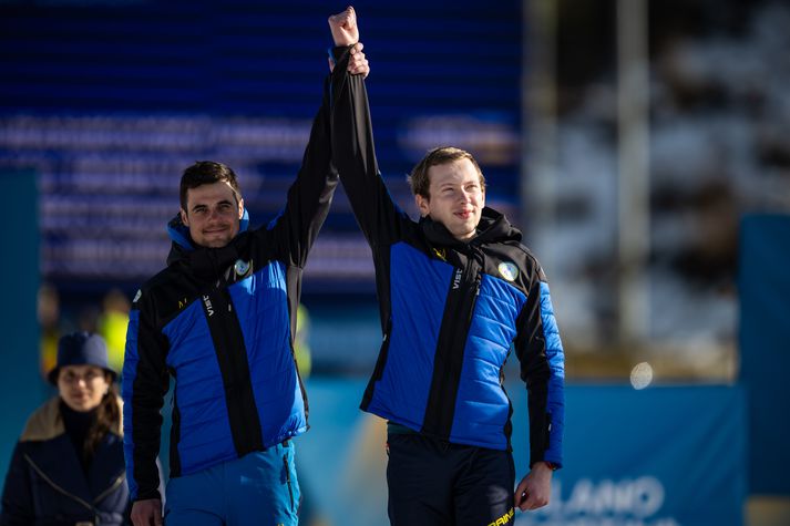 Maksym Murashkovskyi á verðlaunapallinum ásamt aðstoðarmanni sínum, Vitaliy Trush.