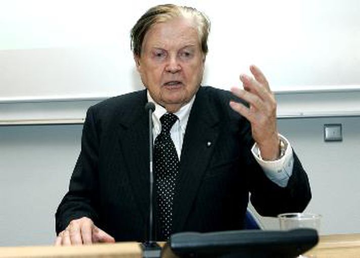 Robert A. Mundell, prófessor við Columbia-háskóla í Bandaríkjunum og handhafi Nóbelsverðlaunanna í hagfræði árið 1999, verður veitt heiðursdoktorsnafnbót við viðskipta- og hagfræðiskor HÍ á morgun þegar skólinn útskrifar kandídata.