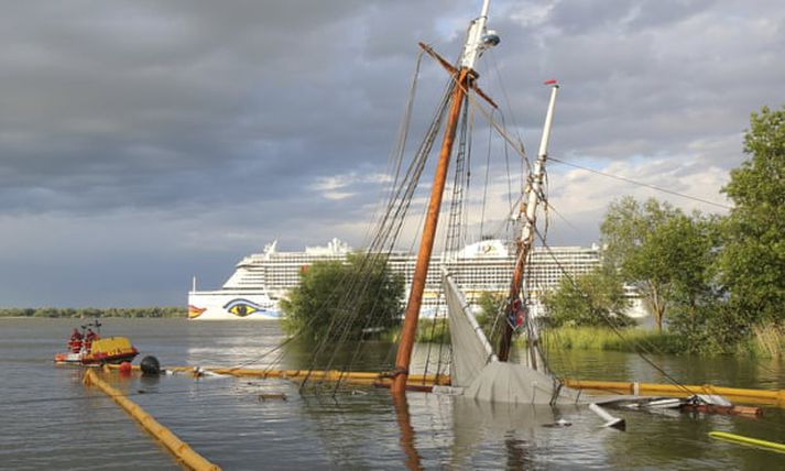 Slysið varð nærri Hamburg í norður Þýskalandi.