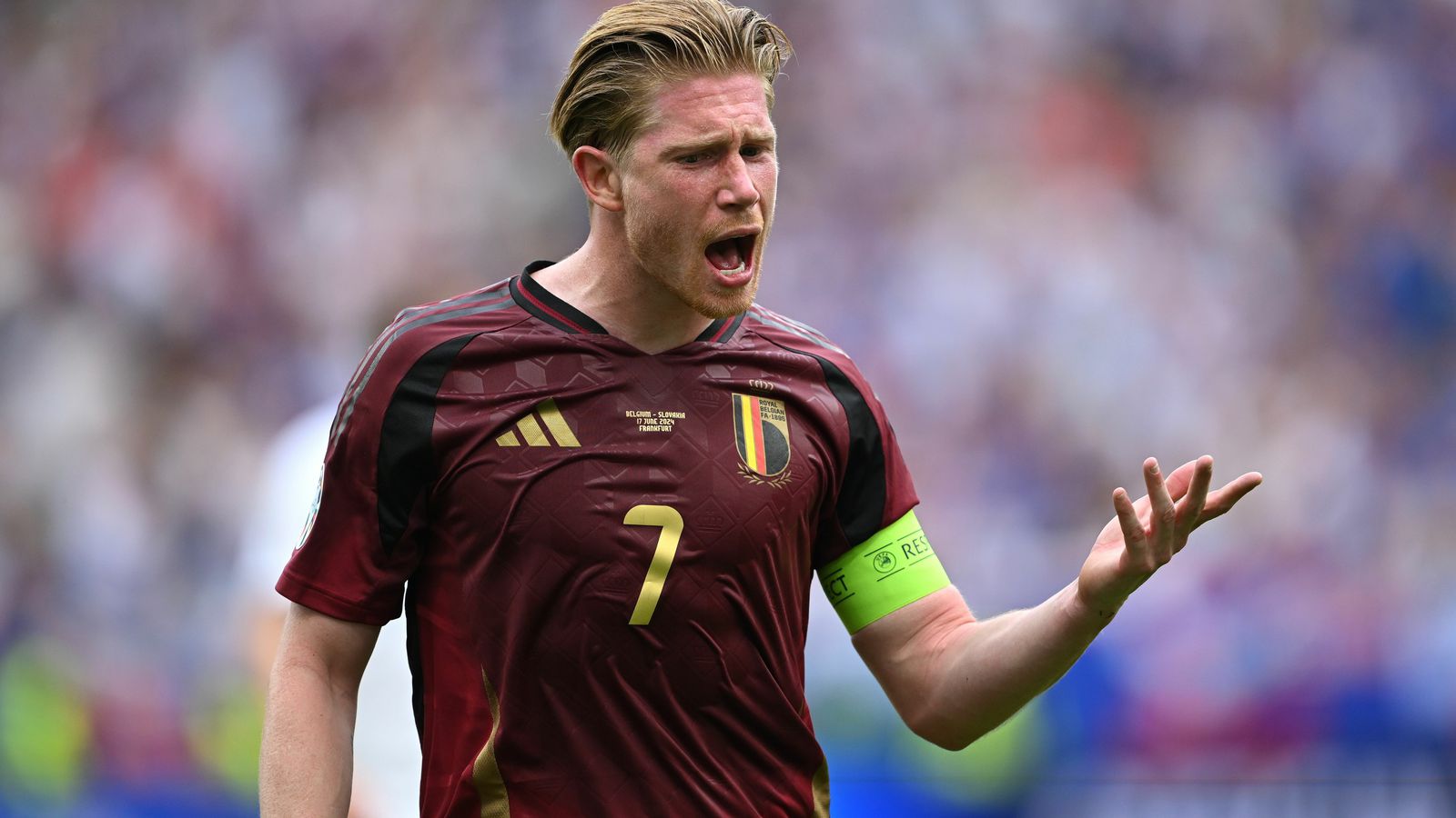 Spila fót­bolta­leik með fjórum leikhlutum í fyrsta sinn