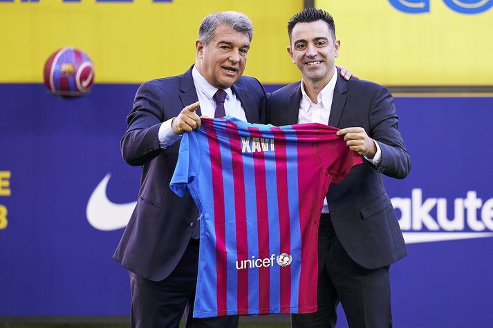 Joan Laporta, forseti Barcelona, og Xavi, þjálfari liðsins. Sá fyrrnefndi hefur þvertekið fyrir þær sögusagnir um að greiðslurnar hafi verið til að hafa áhrif á dómara.