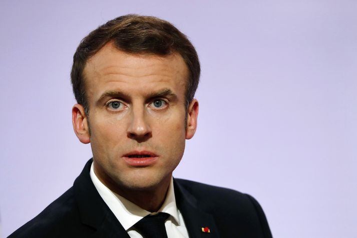 Macron ætlar að hækka laun þeirra lægst launuðu um hundrað Evrur í hverjum mánuði frá ársbyrjun 2019 og þá hyggst hann hætta við ætlaða skattahækkun á eftirlaunaþega.