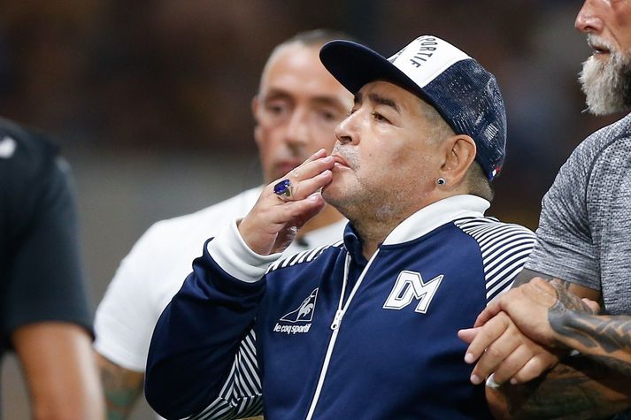 Diego Armando Maradona á leik Boca Juniors og Club de Gimnasia y Esgrima La Plata en hann lék með því fyrrnefnda og þjálfar nú það síðarnefnda.