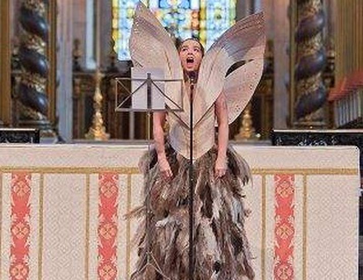 Björk og Alexander McQueen voru miklir vinir og Björk er talin eiga mesta heiðurinn af því að hafa komið fatahönnuðinum á framfæri við umheiminn. Hún söng í minningarathöfn McQueens sem fór fram fyrr á þessu ári.
NordicPhotos/Getty