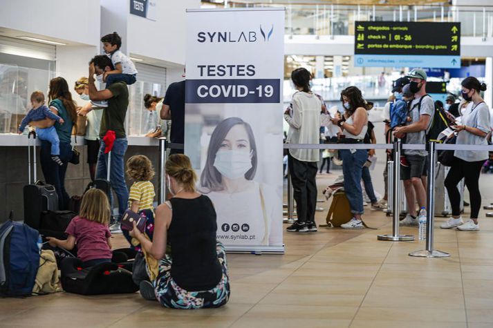 Ferðalangar á leið til Englands og Wales frá Frakklandi munu þurfa að fara í tíu daga sóttkví og tvö Covid-próf við komuna til landsins, óháð bólusetningu.