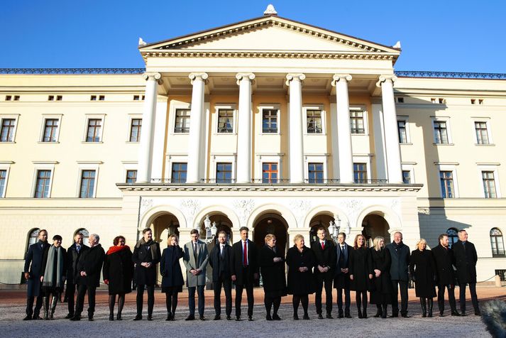 Ríkisstjórn Ernu Solberg fyrir utan konungshöllina í Osló í morgun.