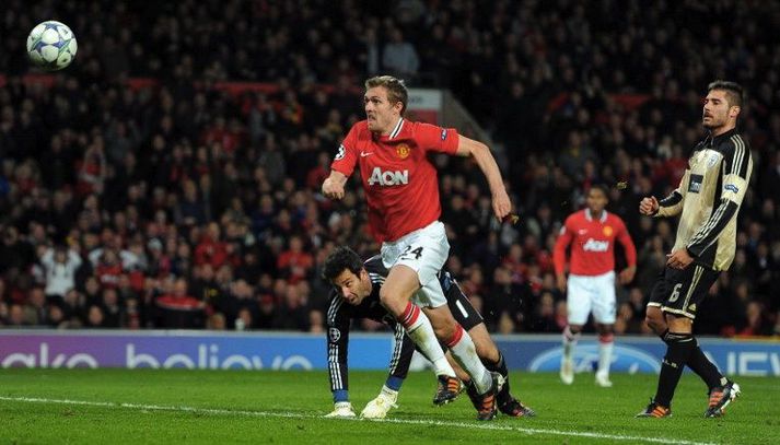 Fletcher skorar í leiknum gegn Benfica í nóvember.