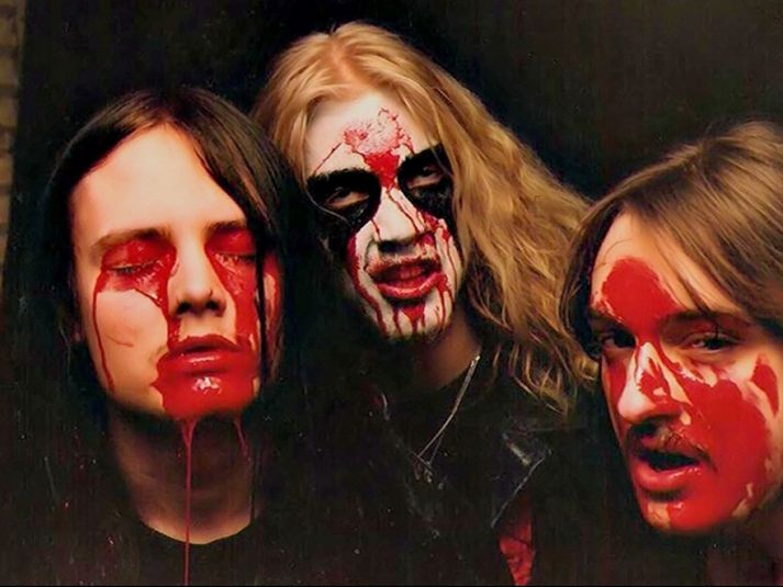 Áður en fyrsta breiðskífa sveitarinnar kom út hafði Dead (fyrir miðju) framið sjálfsmorð og Vikernes (til hægri) myrt Euronymous (til vinstri) með því að stinga hann tuttugu og þrisvar sinnum með hníf.