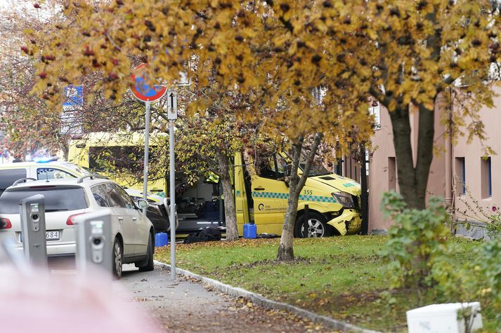 Skotum var hleypt af þegar sjúkrabíllinn var stöðvaður.