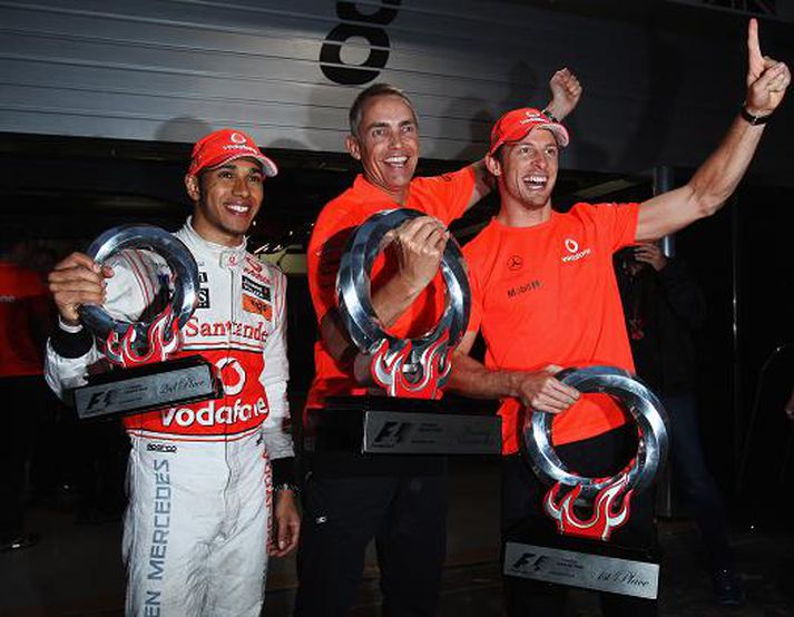 McLaren liðið hefur unnið nokkra sigra á árinu og þeir fögnuðu m.a. tvöföldum sigri í Kína á þessu ári.Martin Whitmarsh fagnar hér með Lewis Hamilton og Jenson Button.
