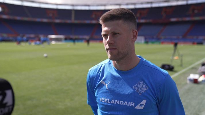 Jóhann Berg Guðmundsson er fullur einbeitingar fyrir leik kvöldsins.