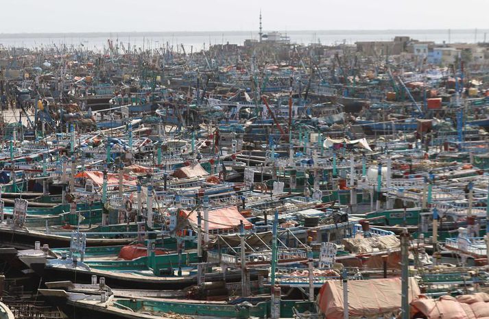 Veiðimenn í Karachi í Pakistan eru komnir í land og hafa gengið vandlega frá bátum sínum vegna Tauktae.