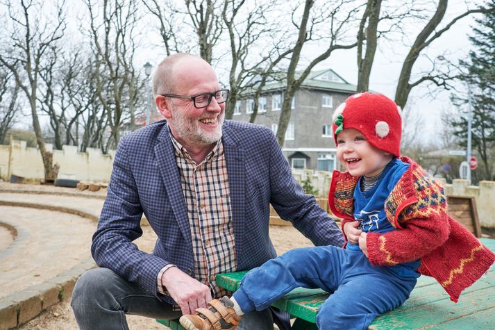 Runólfur Ágústsson á börn á aldrinum tveggja til þrítugs. Hann er formaður í óformlegum félagsskap eldri feðra.