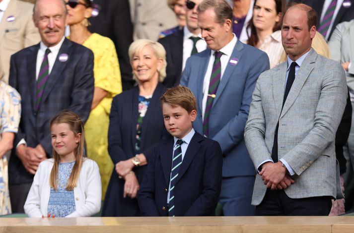 Vilhjálmur Bretaprins með börnum sínum Karlottu og Georgi en þarna eru þau að horfa á Wimbledon mótið í tennis.